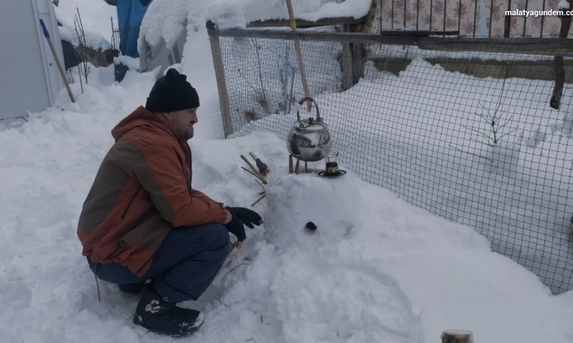 Malatya'da kardan soba yapan esnaf çay demledi