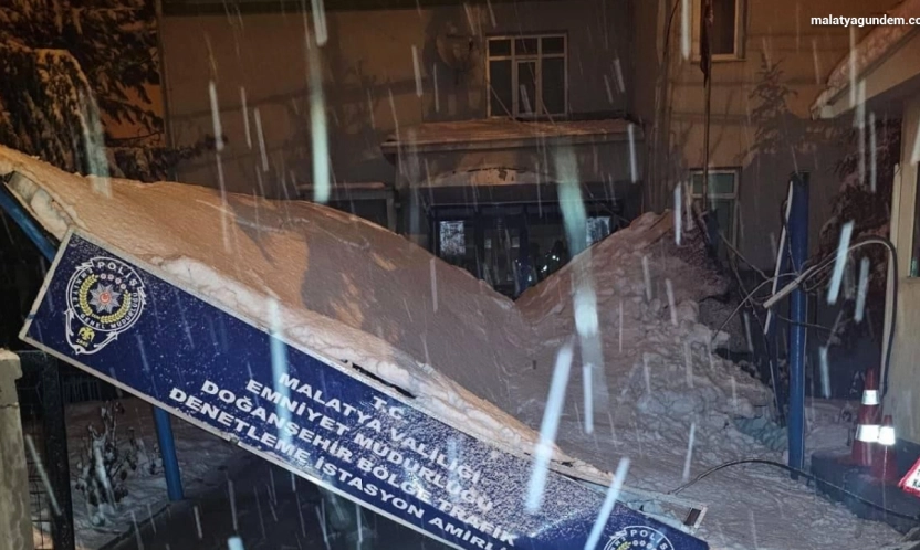 Malatya'da karın ağırlığıyla istasyon amirliğinin surdurması çöktü