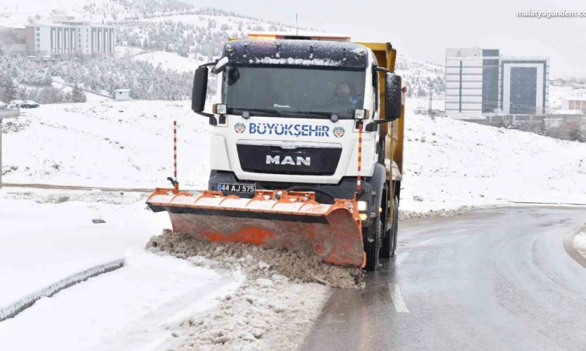 Malatya'da karla mücadele sürüyor