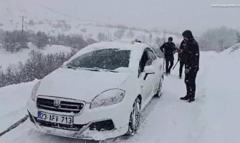 Malatya'da karlı yolda kalan araç ve hasta vatandaşlara büyükşehir ekipleri yetişti