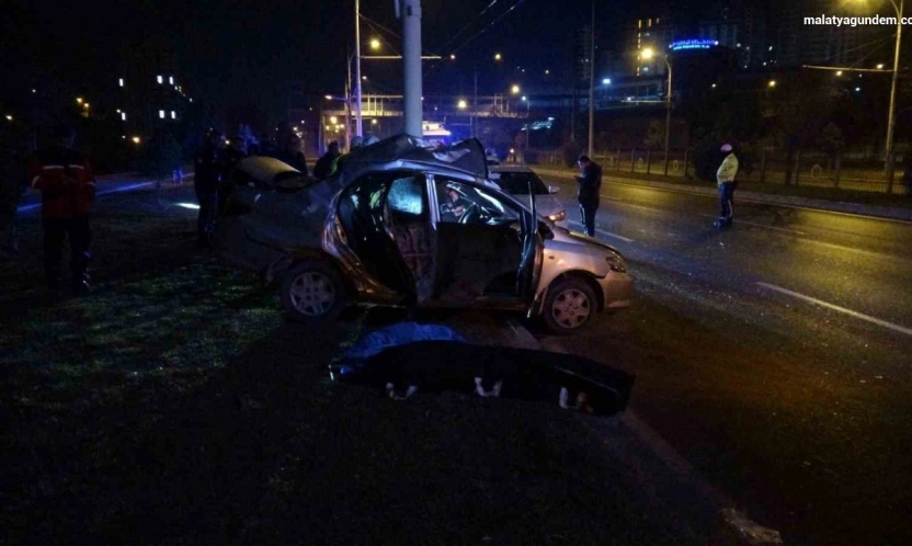 Malatya'da kontrolden çıkan araç trambüs direğine çarptı: 1 ölü 1 ağır yaralı