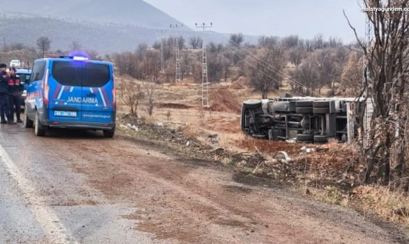 Malatya'da kontrolden çıkan kamyon devrildi: 1 yaralı