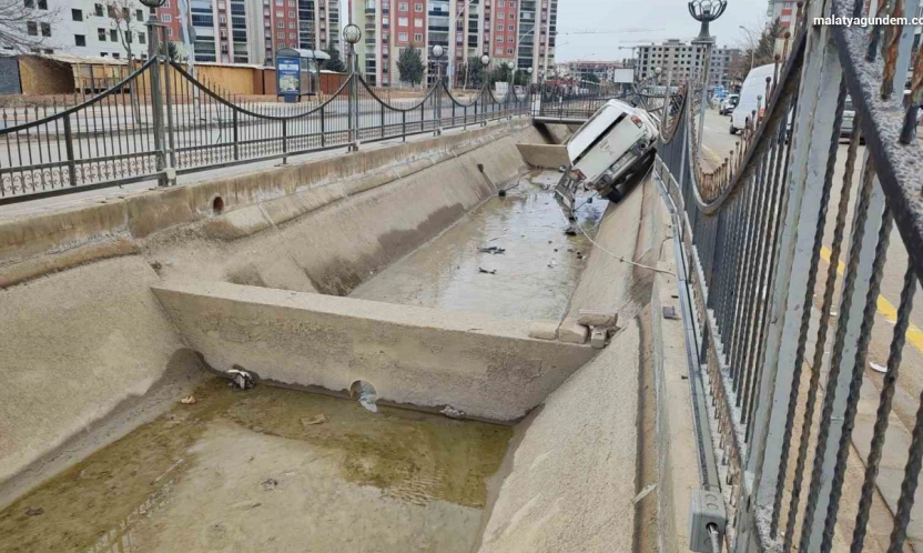 Malatya'da kontrolden çıkan pikap kanala uçtu