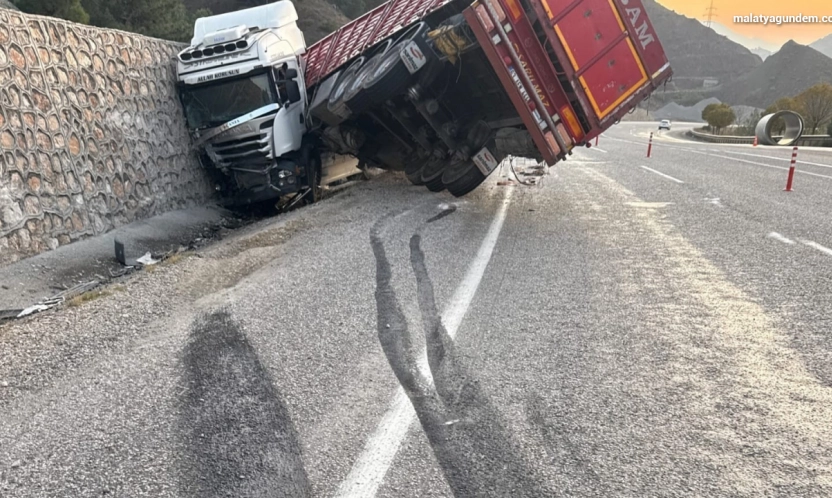 Malatya'da kontrolden çıkan tır istinat duvarına çarptı: 1 yaralı
