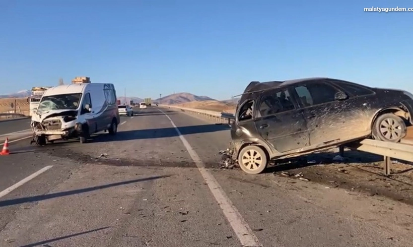 Minibüs ile otomobil çarpıştı: 1'i ağır 3 yaralı