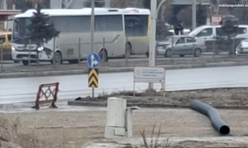 Otobüs ile otomobil çarpıştı: 2 yaralı