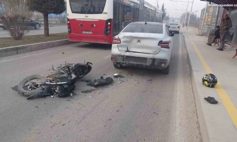 Malatya'da otomobille çarpışan motosikletli yaralandı