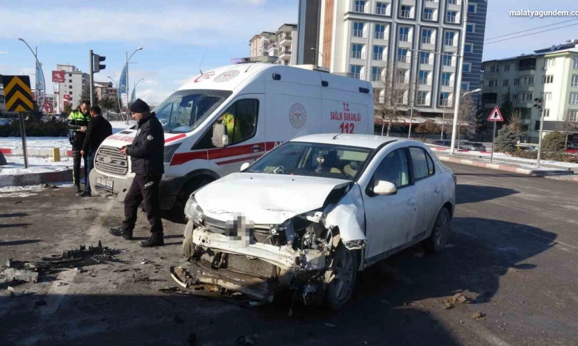 Malatya'da otomobiller çarpıştı: 2 yaralı