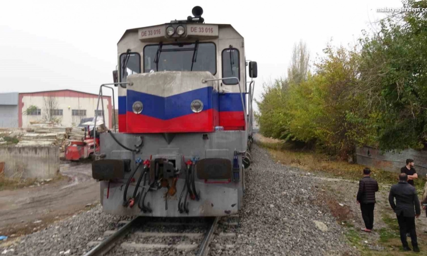 Malatya'da raylara düşen kişi trenin çarpması sonucu yaralandı
