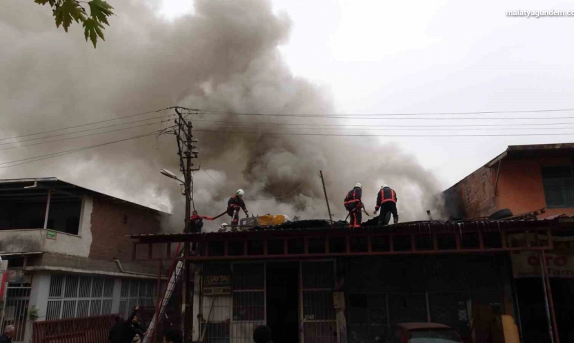 Malatya'da sanayi sitesindeki yangın kontrol altına alındı