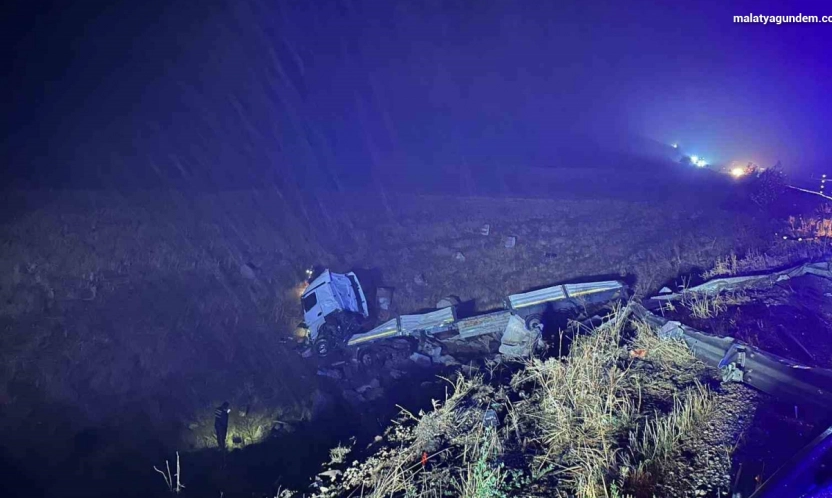 Malatya'da şarampole devrilen çekicinin sürücüsü hayatını kaybetti