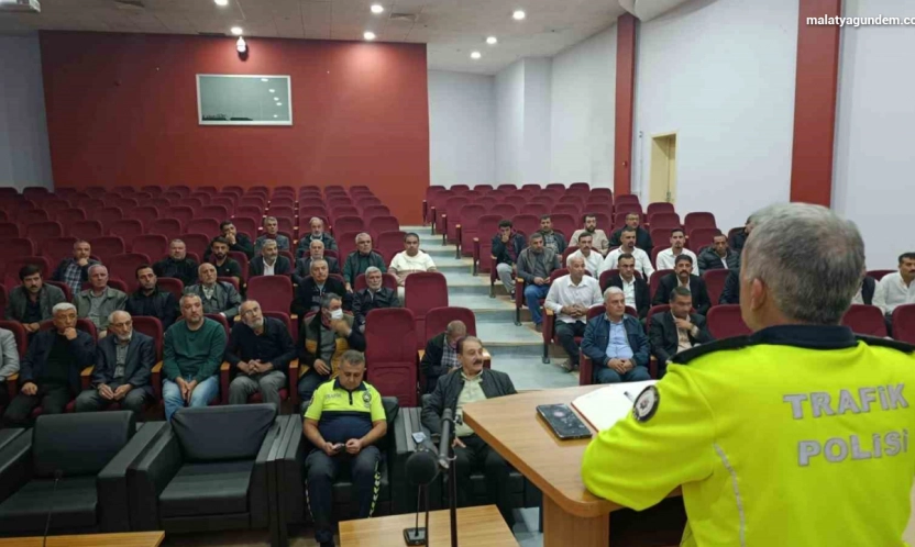 Malatya'da ticari taksi sürücülerine trafik bilgilendirmesi