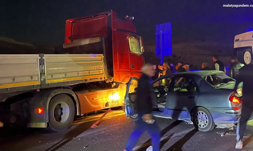 Malatya'da tır otomobille çarpıştı: 2 yaralı