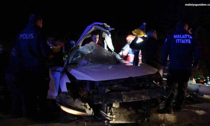 Malatya'da trambüs direğine çarpan araç kağıt gibi dağıldı: 1'i ağır 2 yaralı