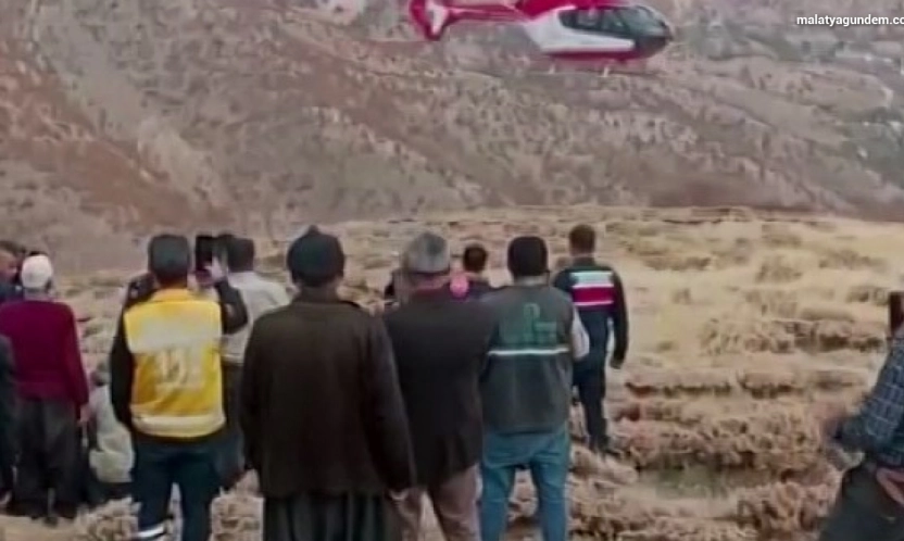 Malatya'da uçuruma yuvarlanan şahsın helikopterle sevk anları kamerada