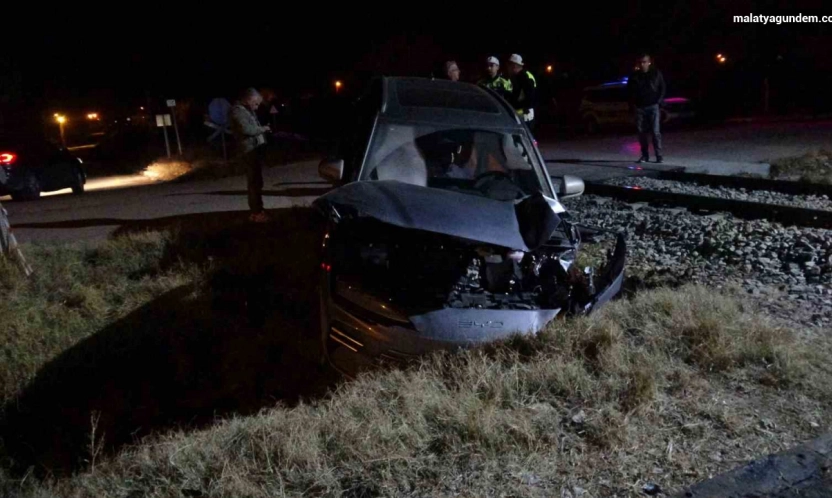 Malatya'da yük treni hemzemin geçitte otomobile çarptı: 5 yaralı