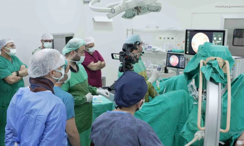 Malatya Eğitim ve Araştırma Hastanesi'nde 320 kişinin katıldığı canlı cerrahi kursu