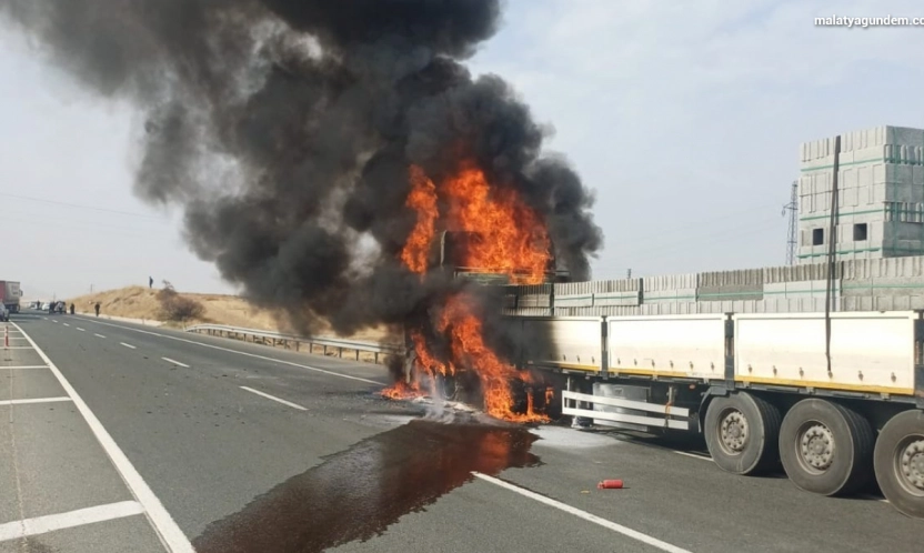 Malatya-Elazığ Karayolu'nda tır yangını