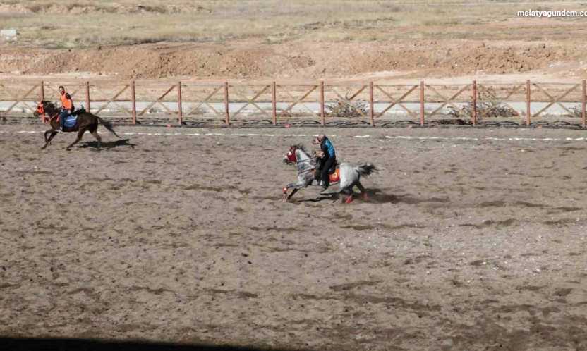 Malatya'nın Yazıhan ilçesinde ata sporu atlı cirit yaşatılıyor