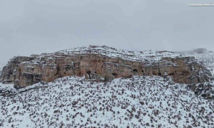 Milyonlarca yıllık vadi beyaza büründü