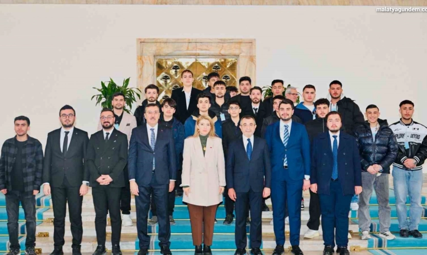 Ölmeztoprak: 'Cumhurbaşkanımızın mesajları nettir, bayrağımıza uzanan kirli eller hesap verecek'