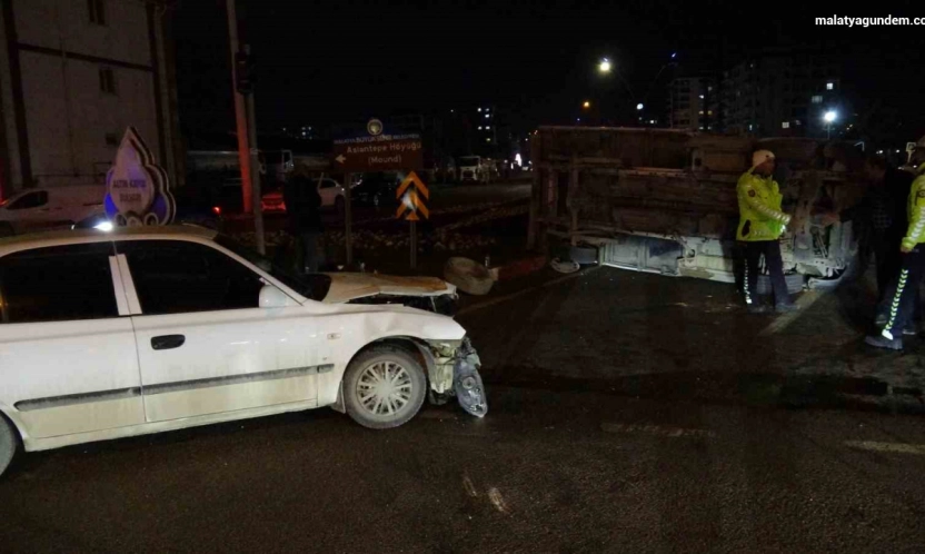 Otomobil ile çarpışan kamyonet devrildi: 1 yaralı