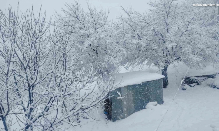Pütürge'de kar kalınlığı 1 metreye yaklaştı