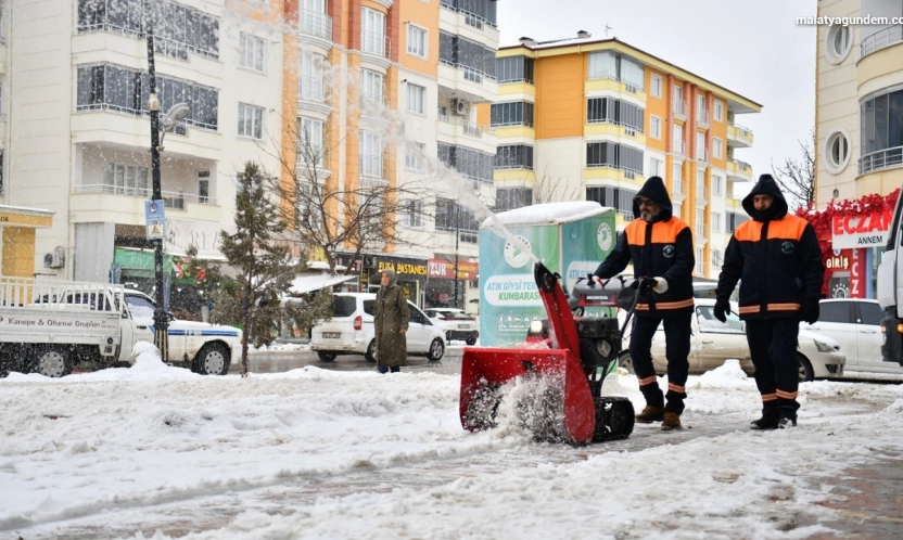 Yeşilyurt Belediyesi karla mücadele ekiplerinden kesintisiz hizmet