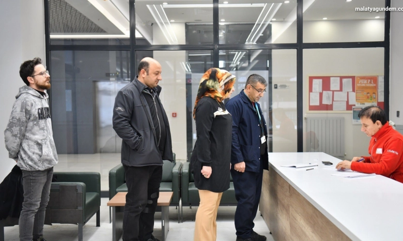 Yeşilyurt Belediyesi personelinden Kızılay'a anlamlı destek