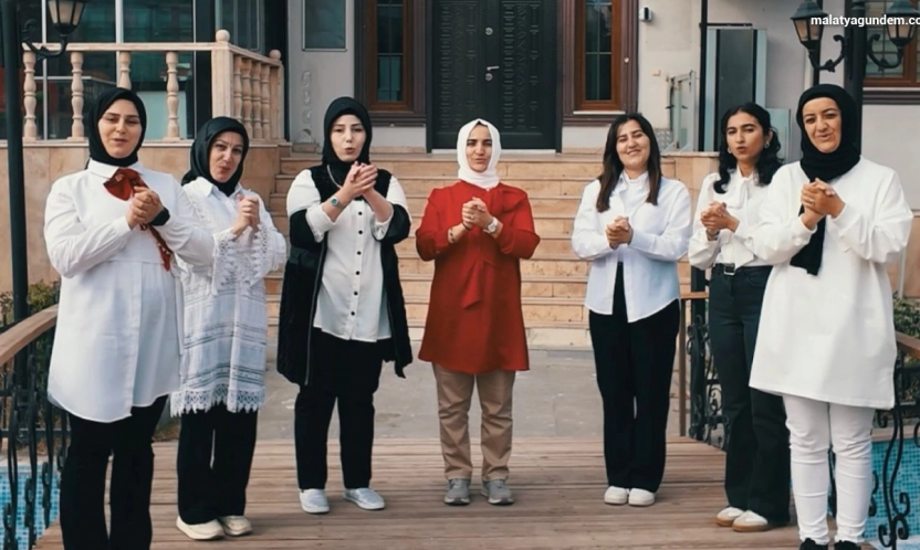 Yeşilyurt Kent Konseyi İşaret Dili Kursiyerlerinden Cumhuriyet'e Anlamlı Kutlama