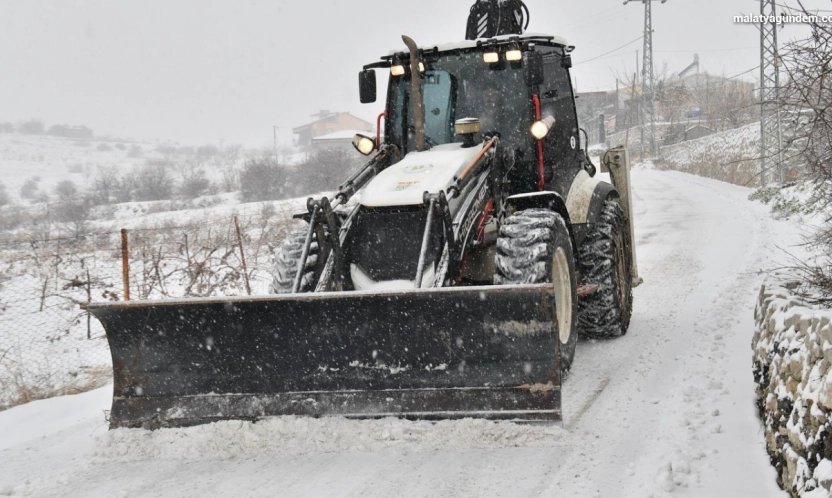 Yeşilyurt'ta karla mücadele aralıksız sürüyor