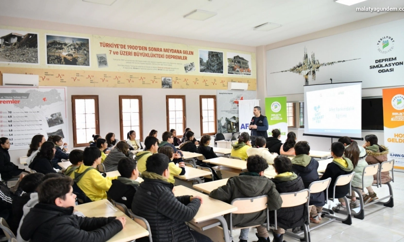 Yeşilyurt'ta öğrencilere depreme karşı hayat kurtaran eğitim