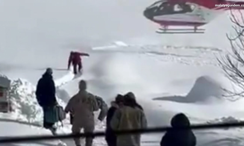 Yolu kapalı mahallede hastalanan bebek, helikopterle hastaneye ulaştırıldı