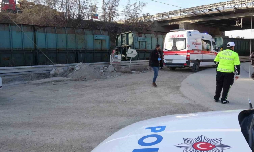 Yük treninin çarptığı genç hayatını kaybetti